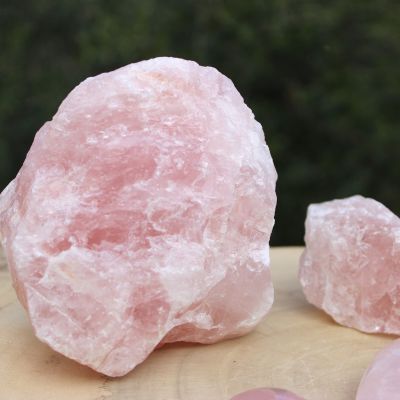 Pierre brute en quartz rose naturel non poli sur fond de nature