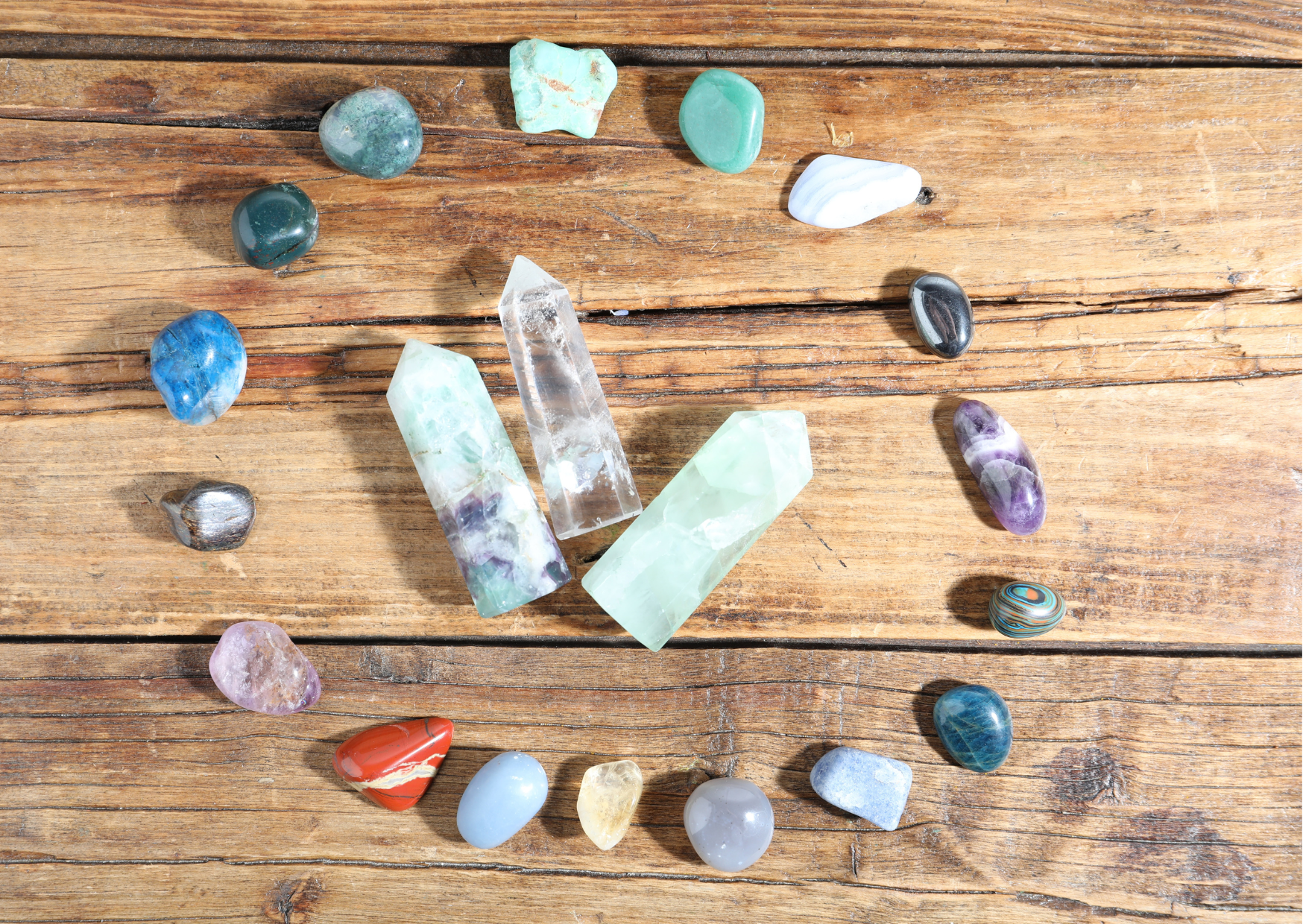 Assortiment de pierres roulées et cristaux naturels sur bois, pierres en lithothérapie pour équilibrer les chakras, apaiser les émotions et favoriser le bien-être émotionnel